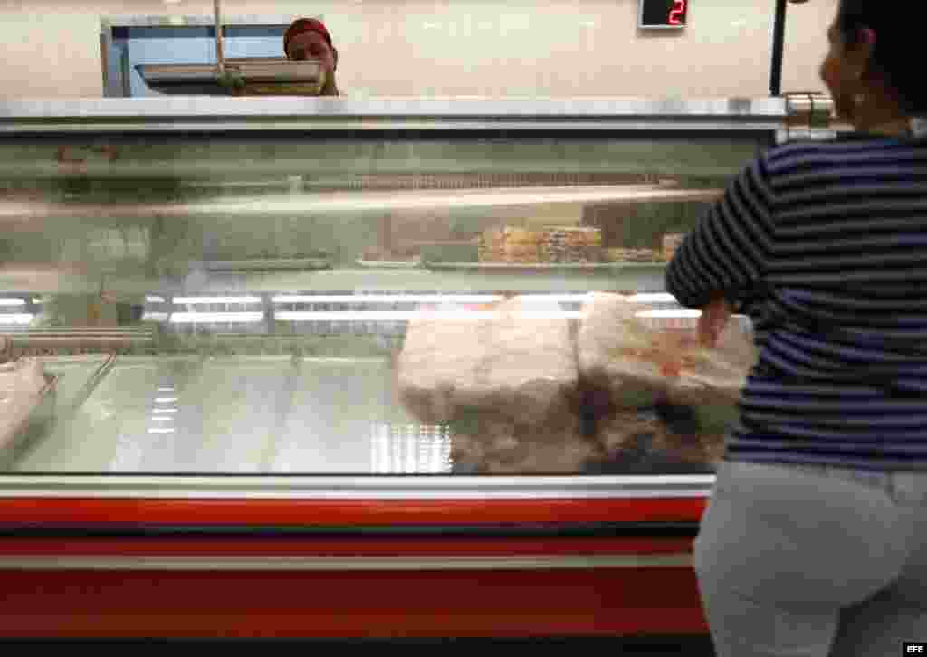 La escasez de alimentos es un problema evidente en los anaqueles de los supermercados, se ha convertido en un conflicto que se achacan mutuamente el Gobierno y los empresarios, mientras los ciudadanos se afanan en la b&uacute;squeda de pollo, harina, leche o az&uacute;car.