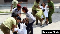 Agentes de la Seguridad del Estado arrestan a Damas de Blanco este domingo, 24 de junio, en La Habana.