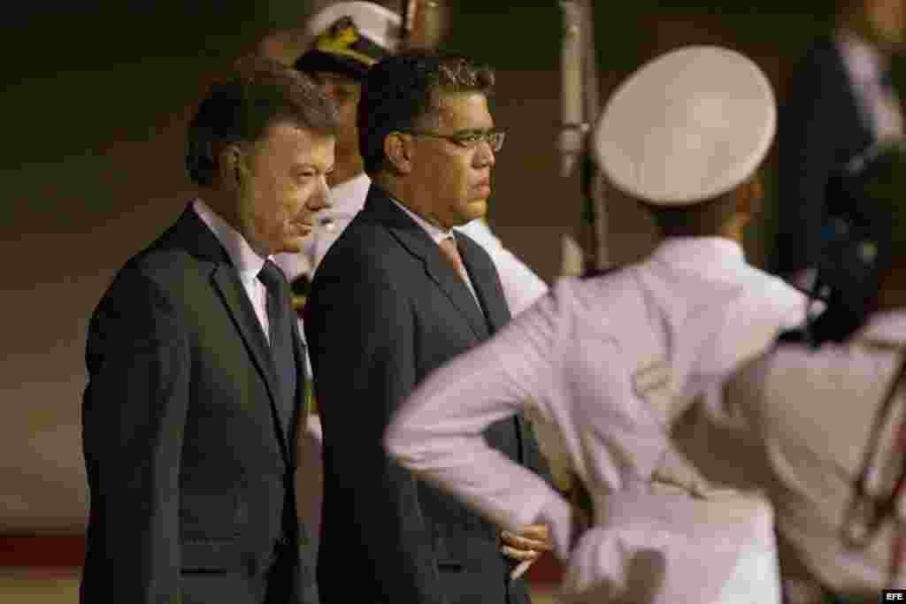 El presidente de Colombia, Juan Manuel Santos (i), a su llegada hoy, jueves 7 de marzo de 2013, a Caracas (Venezuela), para asistir al funeral del presidente venezolano, Hugo Chávez, fallecido el pasado martes tras 20 meses de batalla contra un cáncer que