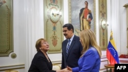 Michelle Bachelet recibida por Nicolás Maduro y Cilia Flores en el Palacio Presidencial de Miraflores el 21 de junio de 2019. AFP/ YURI CORTEZ