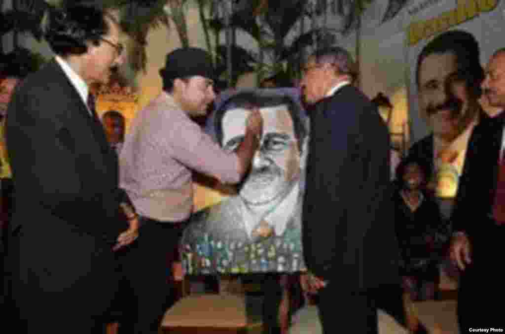 El artista plástico Jimmy Verdecia (izq.) con el presidente dominicano Danilo Medina.
