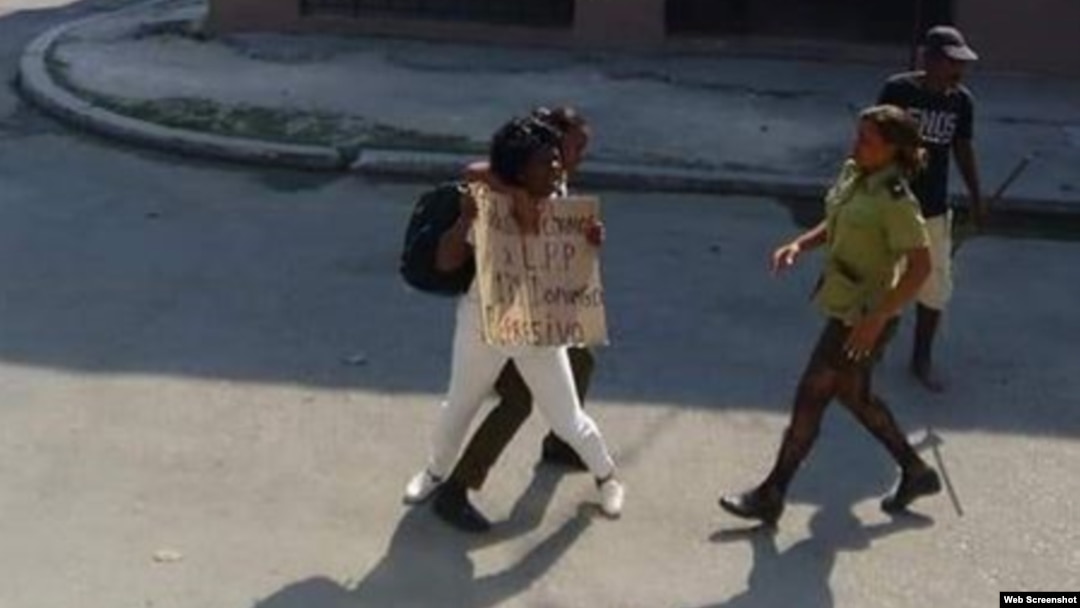 Berta Soler en el momento que es detenida.