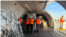 Trabajadores en el Aeropuerto Internacional de Miami aseguran carga de ayuda humanitaria con destino a Venezuela. (OCB)