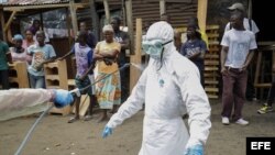 Equipo que transporta a las víctimas de ébola en Monrovia, Liberia (14 de octubre).