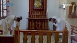 Ante la crisis alimentaria en Cuba, sacerdotes católicos franceses reparten alimentos a la población