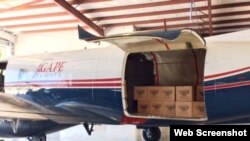 Voluntarios cargan ayuda humanitaria con destino a Cuba