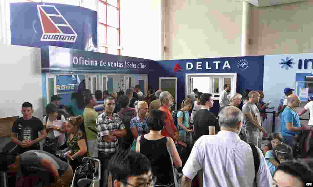 Turistas hacen fila en el aeropuerto José Martí hoy, martes 12 de septiembre de 2017, en La Habana (Cuba). 