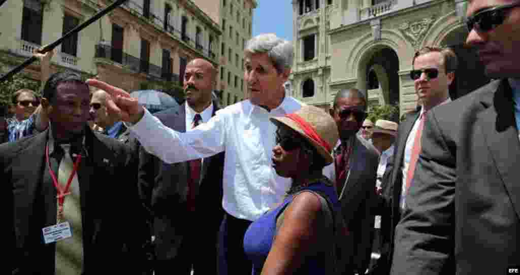 El secretario de Estado estadounidense, John Kerry (c), caminó el viernes, 14 de agosto, por las calles y plazas de La Habana Vieja, rodeado de escoltas, periodistas, turistas y curiosos. &nbsp;