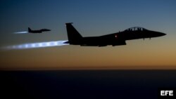 Fotografía facilitada por el Departamento de Defensa de Estados Unidos que muestra dos cazas estadounidenses sobrevolando el norte de Irak. 