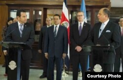 El presidente de Costa Rica Luis Guillermo Solís (d) consiguió apoyo de su nuevo colega guatemalteco JImmy Morales (i) para la salida de los migrantes cubanos (La Nación).