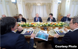 El presidente ruso con politólogos rusos, a su izquierda Mujin.