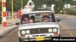 Algunos profesionales cubanos usan sus autos como taxis para compensar sus ingresos.