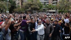 Guaidó escoltado el 23 de enero tras juramentarse como presidente encargado de Venezuela.