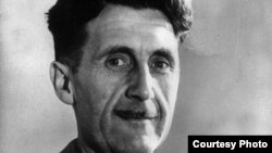 Eric Arthur Blair es el nombre de pila de George Orwell, escritor y periodista británico que criticó los talitarismos nazi y estalinista.