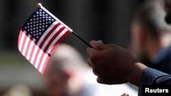 Un nuevo ciudadano de EEUU, durante una ceremonia de naturalización en Nueva York, en septiembre del 2019.