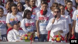 El presidente de Nicaragua, Daniel Ortega (i), escucha al canciller cubano, Bruno Rodríguez (d), durante la celebración del 39 aniversario de la revolución popular sandinista el 19 de julio de 2018.