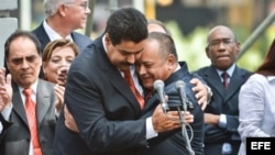 Nicolás Maduro y Diosdado Cabello, tras la sesión legislativa del sábado, en que Cabello fue reelegido presidente de la Asamblea Nacional