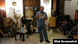 Juan Carlos Flores lee sus poemas en una actividad del proyecto Omni-Zona Franca, en Alamar, La Habana.