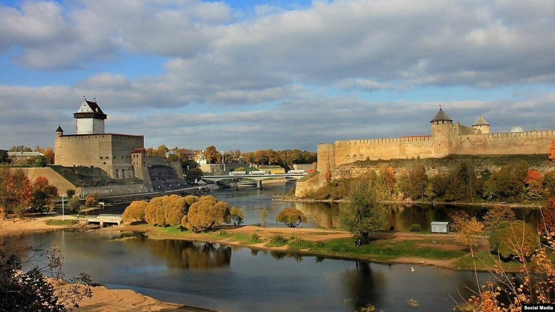 Río Narva, frontera natural entre la ciudad de Narva en Estonia y la rusa de Ivangorod. 