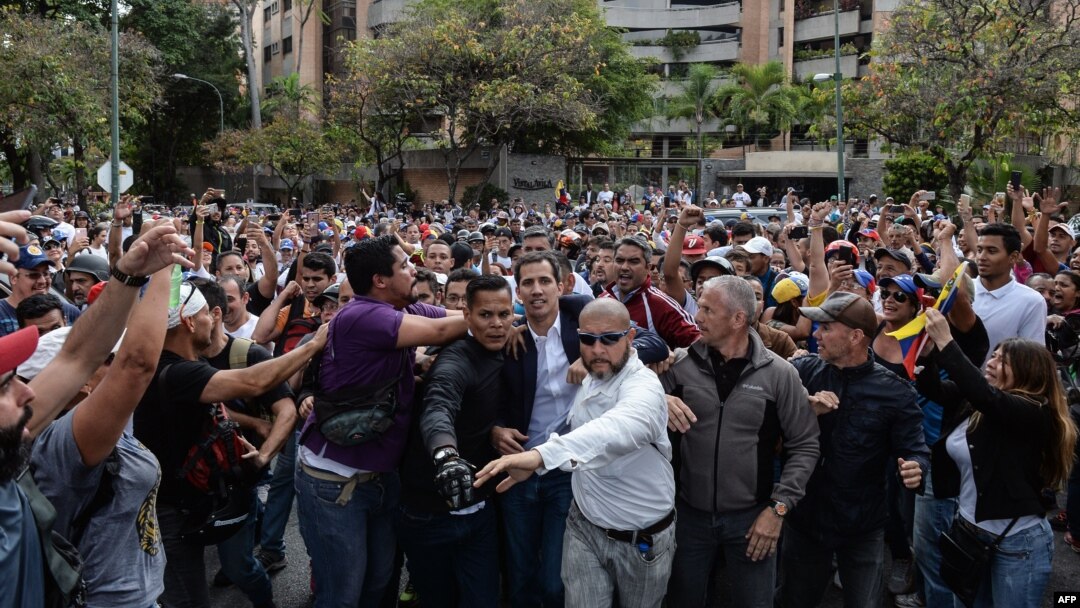 Guaidó escoltado el 23 de enero tras juramentarse como presidente encargado de Venezuela.