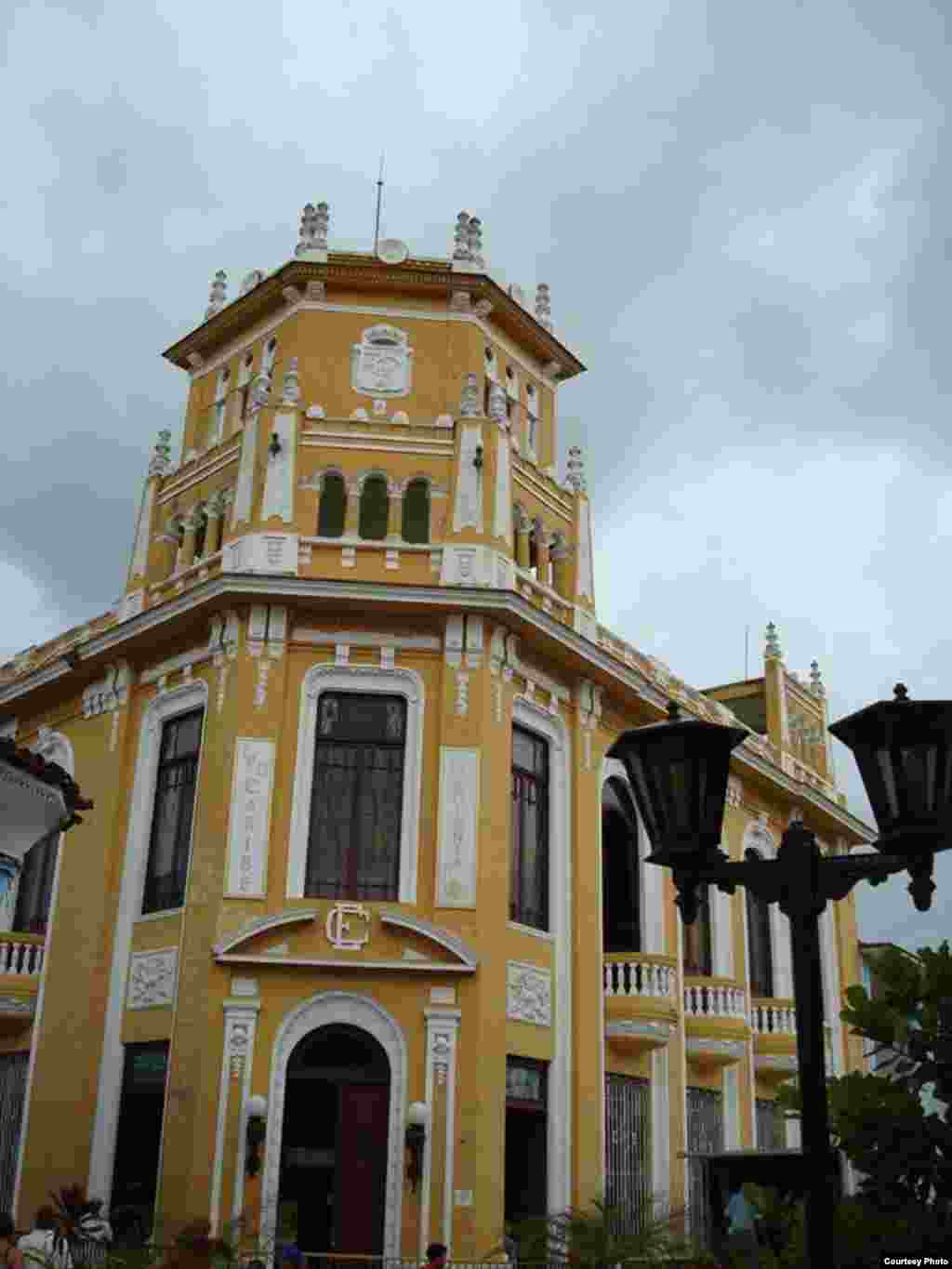 Tienda La Colonia, antigua sociedad La Colonia Española.