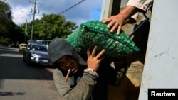 Un trabajador carga un saco de ajos en un mercado agropecuario en La Habana. (REUTERS/Norlys Perez)