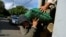 Un trabajador carga un saco de ajos en un mercado agropecuario en La Habana. (REUTERS/Norlys Perez)