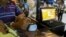 Un grupo de personas se registra en el sistema de compras biometrico para poder adquirir enseres en supermercados en la ciudad de Maracaibo (Venezuela).