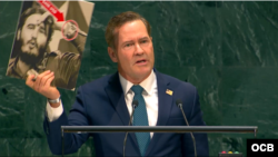 El Embajador de EEUU ante la ONU, Mike Waltz, muestra una foto de Fidel Castro usando dos Rolex.