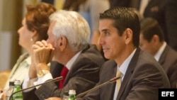 El canciller de Panamá, Rómulo Roux (d).