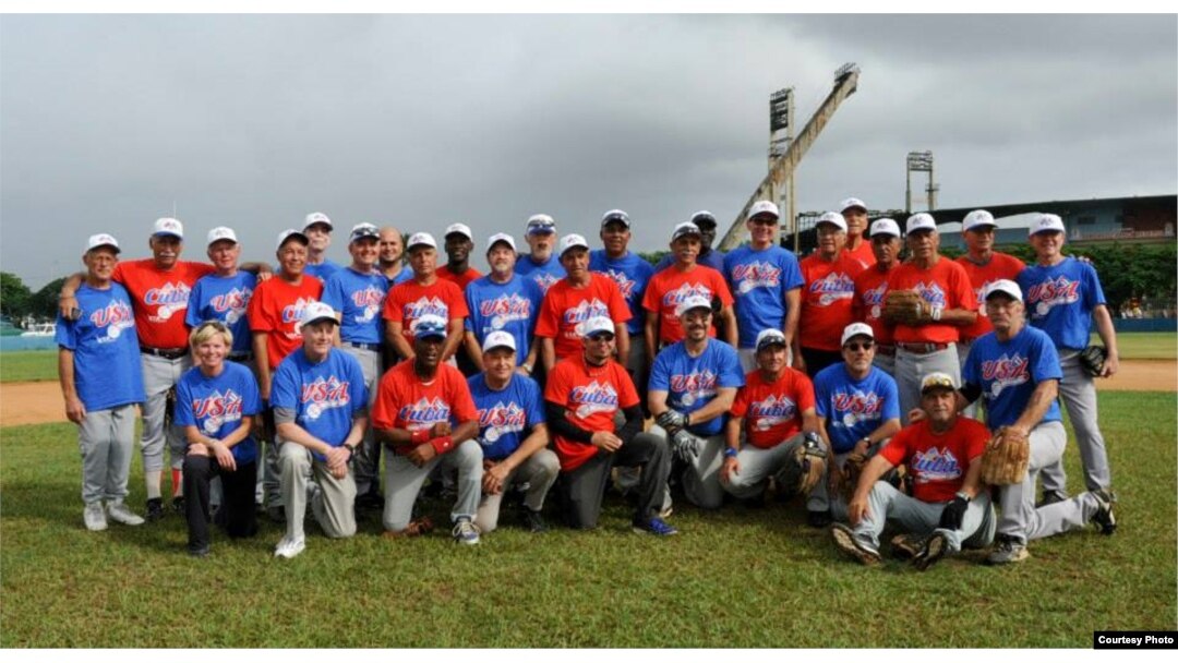 Diplomático estadounidense tira la primera bola en juego amistoso de Softball