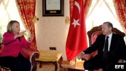 La secretaria de Estado estadounidense, Hillary Clinton, conversa con el primer ministro turco, Recep Tayyip Erdogan. EFE/Yasin Bulbul/HO 