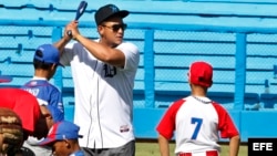 El beisbolista venezolano de Tigres de Detroit Miguel Cabrera imparte una clase práctica a niños cubanos en La Habana. EFE