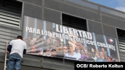 Póster "Libertad para los Presos Políticos Cubanos", en La Pequeña Habana, en la ciudad de Miami.