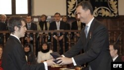 El nieto del escritor Nicanor Parra recibe el Premio Cervantes de manos del Principe de Asturias.
