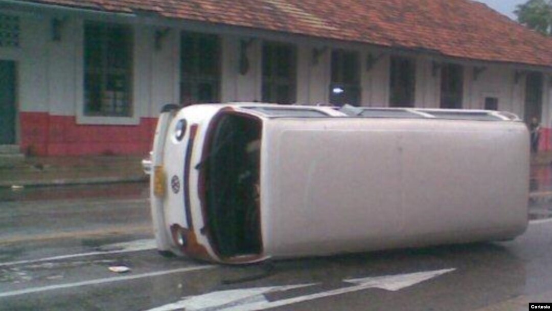 Auto de Oswaldo Payá en la vía pública en junio del 2012. 