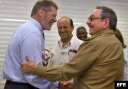 Rentable: Ian Delaney de Sherritt saluda efusivamente a Raúl Castro.