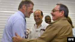 Ian Delaney, de Sherrit, saluda a Raúl Castro durante una de sus visita a Cuba.