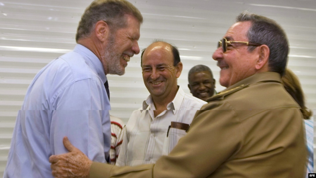Sherritt - Ian Delaney saluda efusivamente a Raúl Castro durante una de sus visita a Cuba.