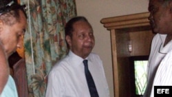 Archivo - El ex dictador haitiano Jean Claude Duvalier (c), también conocido como "Baby Doc", habla con un grupo de amigos.