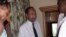 Archivo - El ex dictador haitiano Jean Claude Duvalier (c), también conocido como "Baby Doc", habla con un grupo de amigos.