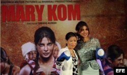 Mary Kom (i) posa junto a la actriz Priyanaka Chopra (d).