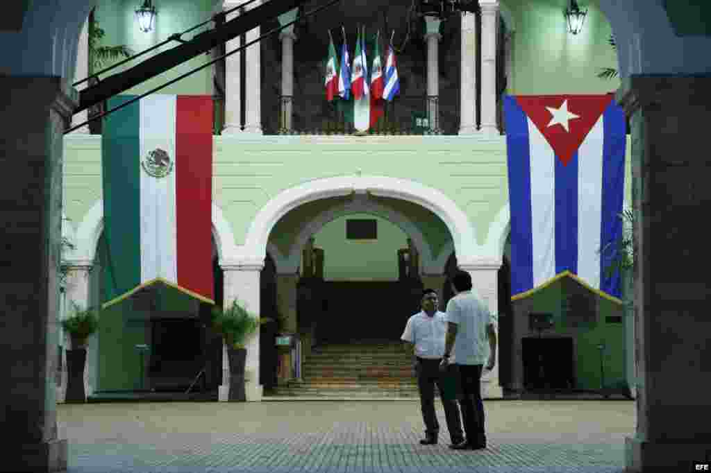 Palacio de Gobierno de Yucatán, Mérida, adornado con las banderas de México y Cuba (5 de noviembre, 2015).