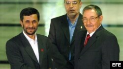 Raúl Castro se encontró por primera vez con el presidente de Irán, Majmud Ajmadineyad, durante la XIV Cumbre de los No Alineados, en septiembre del 2006 en La Habana.