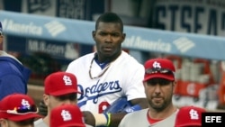 Yasiel Puig mirando el juego. 