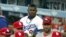 Yasiel Puig mirando el juego. 