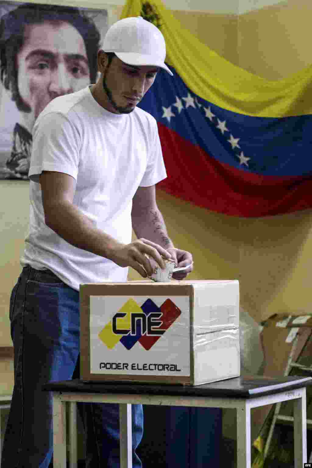 Elecciones municipales en Venezuela. Un joven ejerce el voto.