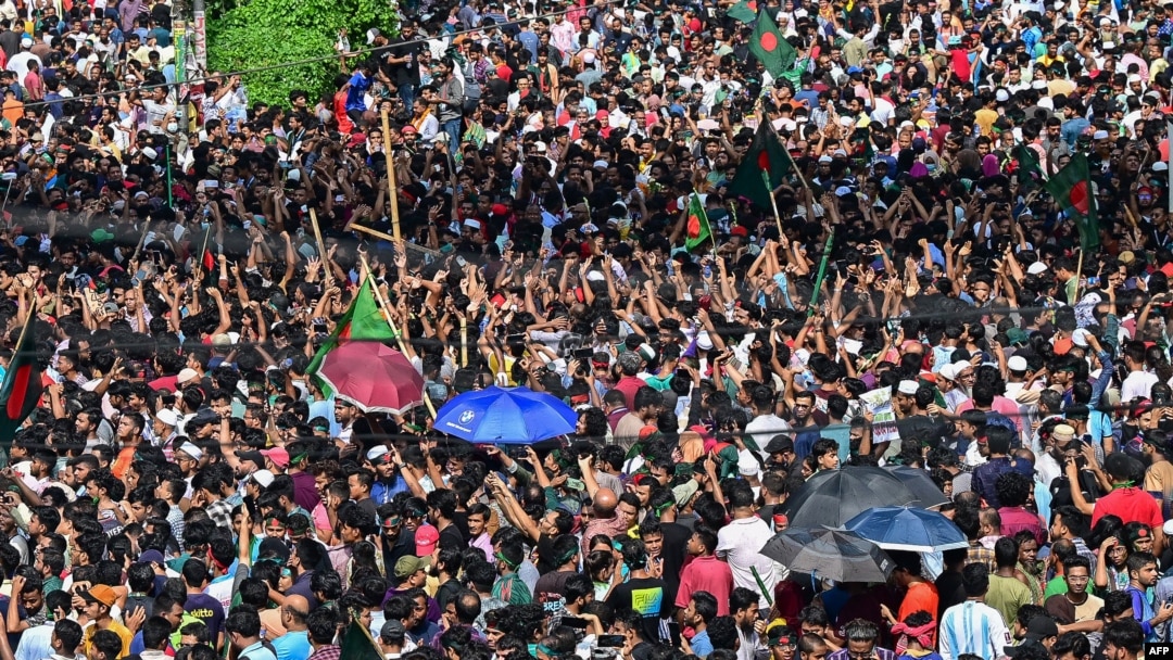 Manifestantes antigubernamentales celebran en Shahbag, cerca del área universitaria de Dhaka, en Dhaka, el 5 de agosto de 2024. (Foto de Munir UZ ZAMAN / AFP)