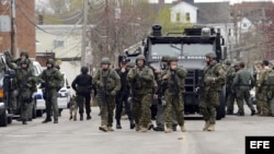 CJX56. Watertown (United States), 19/04/2013.- Police SWAT teams make house to house searches in Watertown, Massachusetts, USA 19 April 2013. Boston's Mayor Thomas Menino and Massachusetts Governor Deval Patrick asked all residents of Boston and several s