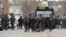 CJX56. Watertown (United States), 19/04/2013.- Police SWAT teams make house to house searches in Watertown, Massachusetts, USA 19 April 2013. Boston's Mayor Thomas Menino and Massachusetts Governor Deval Patrick asked all residents of Boston and several s